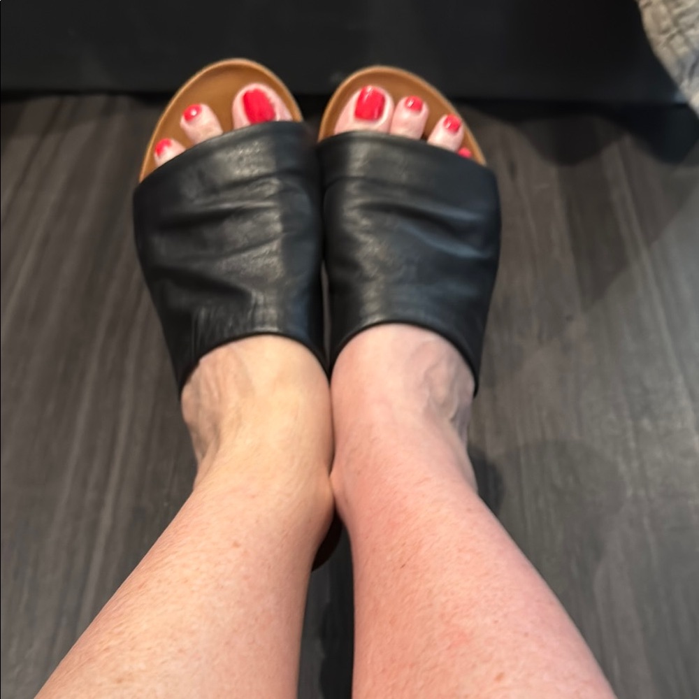Bueno Black Leather Women's Slide Sandals